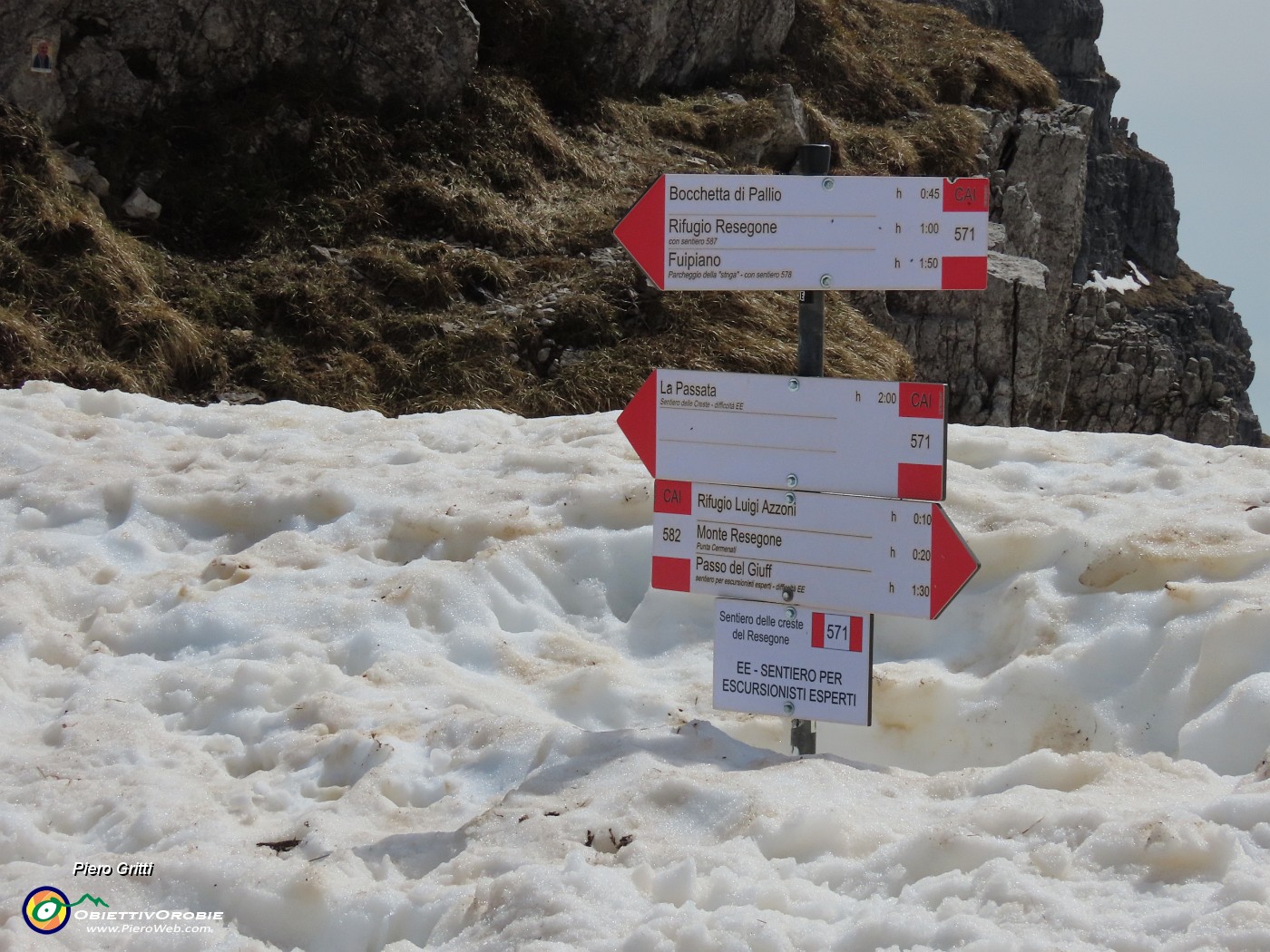 58 Ancora alta la neve ora in scioglimento.JPG